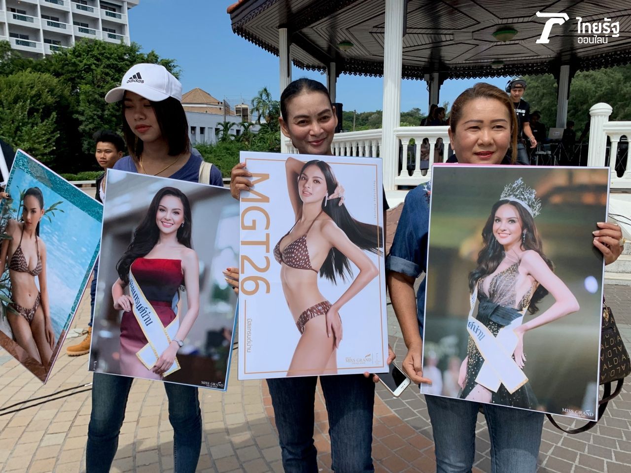 คุณแม่มิสแกรนด์น่าน ตั้งใจมากๆ มาเชียร์ลูกสาว พลอย พีรชาดา ขุนรักษ์ ที่ริมหาดสิมิหลา สงขลา ประกวดรอบชุดว่ายน้ำ 