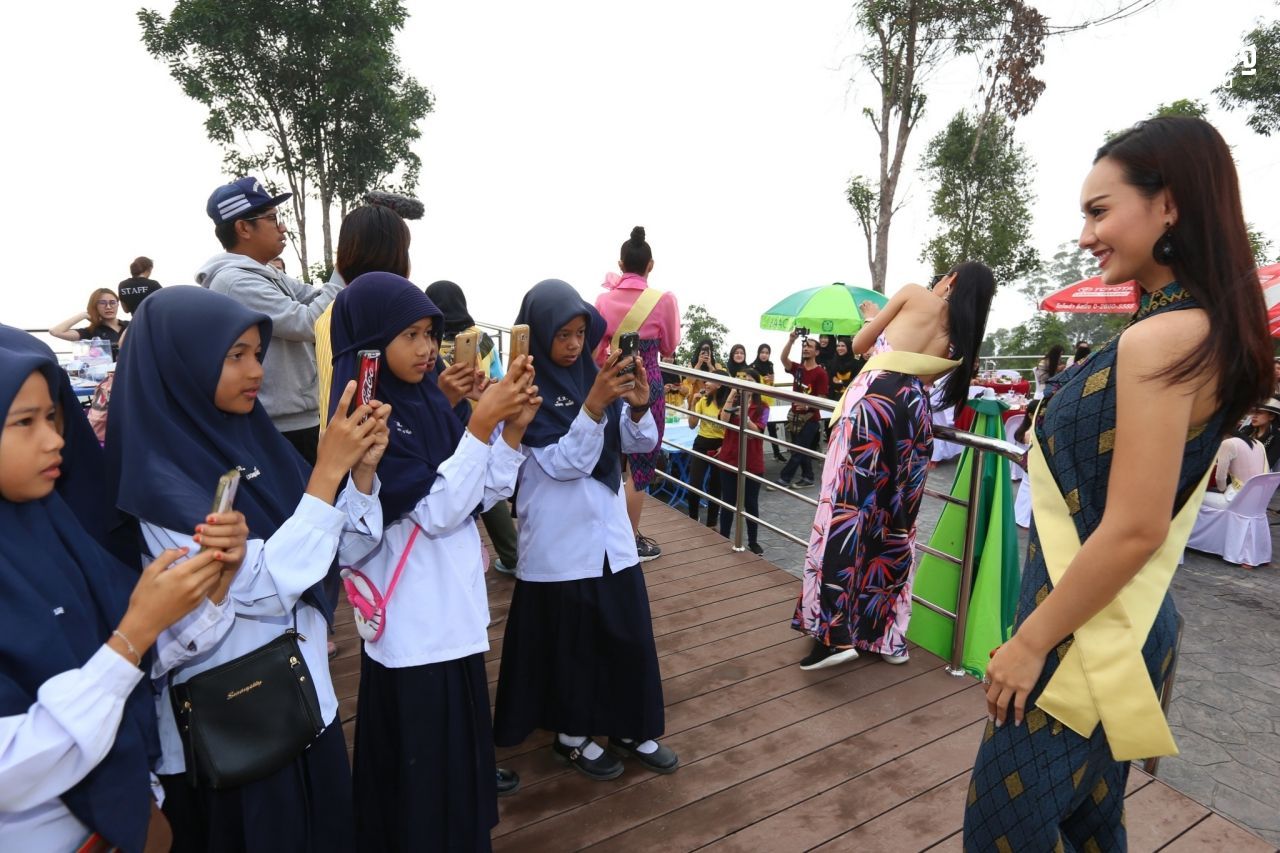 รัวๆ ถ่ายภาพกันอย่างหนุกหนาน บันเทิงเริงใจ 