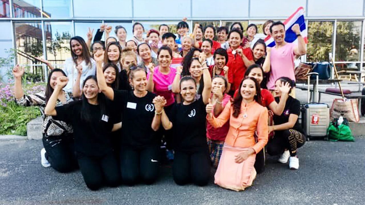 คว้าเหรียญ กิ่งเพชร บุญยงค์ ร่วมยินดีกับ สุวัฒนา รุสท์ จากเยอรมนี และ ทิพวรรณ โนรี จากกาตาร์ คว้าเหรียญทองประกวดนวดสไตล์เอเชีย สุวิทย์ ศรีไตรราศรี จากสหรัฐฯ ได้เหรียญเงิน และ ศิรพร เวลซ จากเยอรมนี ได้เหรียญทองแดง ในการประกวดนวดโลก ที่สวีเดน.