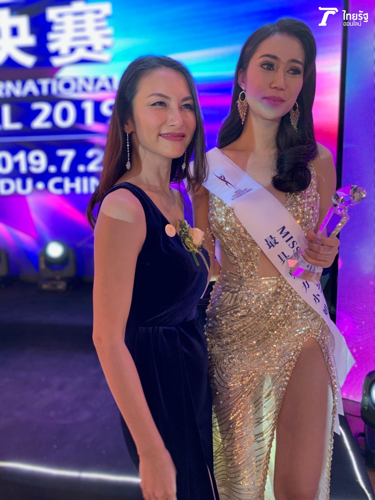 (ซ้าย) เนย ณทหัย (ขวา) เฟิร์น นิศานาถ โม่งใส นางงามจากไทย 