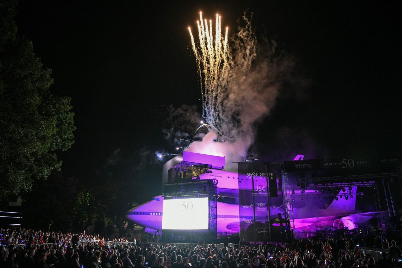 จุดดอกไม้ไฟตระการตาขึ้นสู่ท้องฟ้า ฉลองในวินาทีนับถอยหลัง นีล อาร์มสตรอง นักบินอวกาศเหยียบย่างก้าวแรกลงบนดวงจันทร์ เมื่อ 50 ปีก่อน โดยงานนี้จัดที่ศูนย์อวกาศฮิวส์ตัน เมืองฮิวส์ตัน รัฐเทกซัส เมื่อ 20 ก.ค. 62