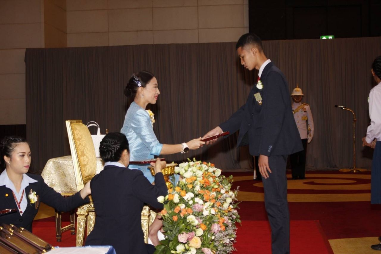 สมเด็จพระเจ้าลูกเธอ เจ้าฟ้าพัชรกิติยาภา นเรนทิราเทพยวดี กรมหลวงราชสาริณีสิริพัชร มหาวัชรราชธิดา ประทานโล่รางวัลลูกที่มีความกตัญญูกตเวทีอย่างสูงต่อแม่ให้กับนายคมคิด ณ โรงแรมเซนทรา บายเซ็นทารา ศูนย์ราชการและคอนเวนชั่นเซนเตอร์