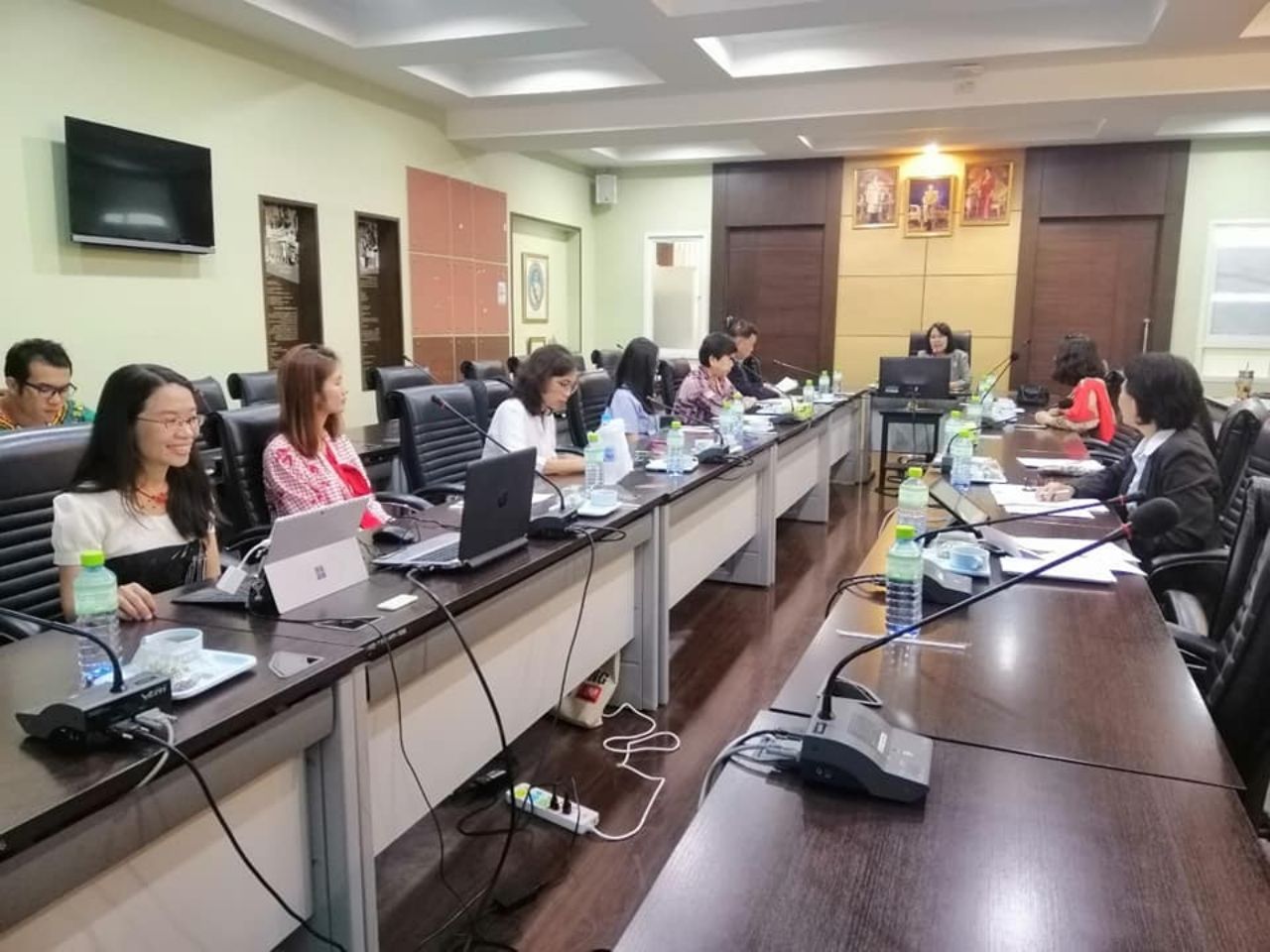 ผศ.พญ.ธัญจิรา จิระนันทกาญจน์ และคณะทำงาน ประชุมองค์ความรู้เรื่องเห็ดที่ต้องต่อยอดต่อไป เพื่อจัดทำ 