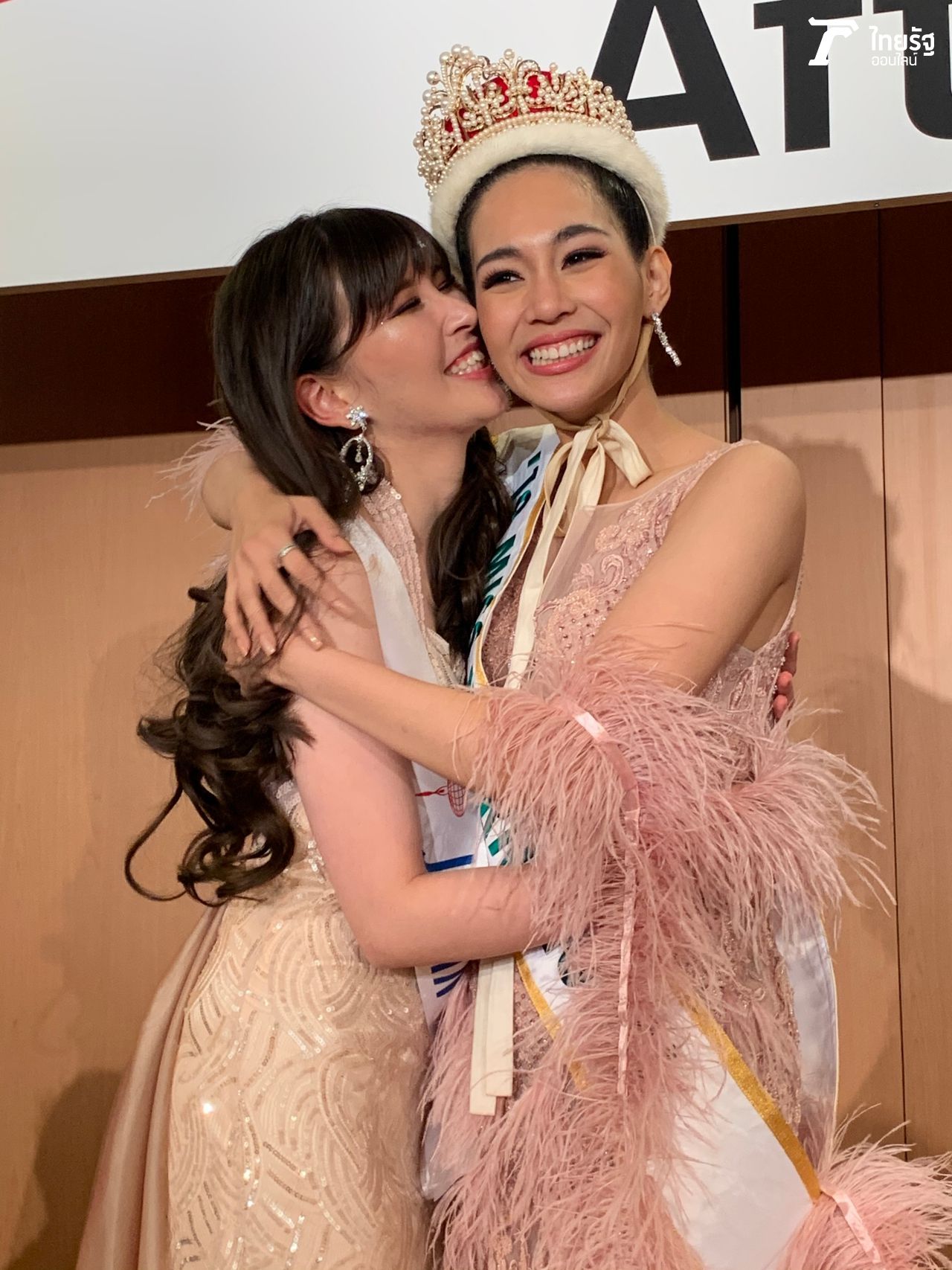 นางงามญี่ปุ่น ประเทศเจ้าภาพ ร่วมยินดีด้วย จุ๊บๆ 