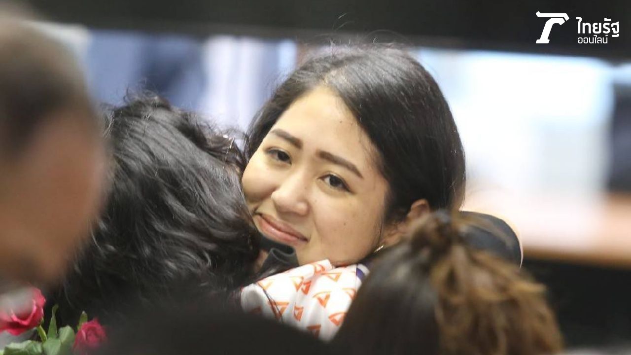 ประชาชนสวมกอดให้กำลังใจ