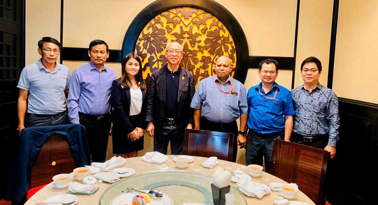 เลี้ยงขอบคุณ สุภชัย วีระภุชงค์ เลขาธิการสถาบันโพธิคยาวิชชาลัย 980 จัดเลี้ยงขอบคุณ ทีมผู้บริหาร นสพ. The Khmer Times กัมพูชา ที่ช่วยเสนอข่าว “ธรรมยาตรา 5 แผ่นดิน ครั้งที่ 2” ที่โรงแรมโซฟิเทล โภคีธารา พนมเปญ.
