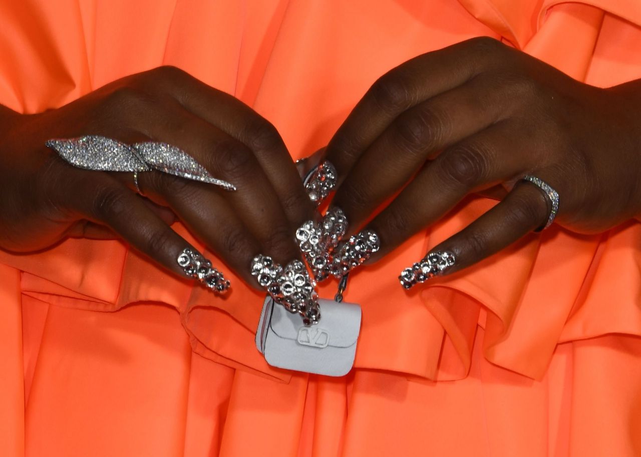 นักแต่งเพลงชื่อดัง ลิซโซ พกกระเป๋าน้อยสุดเก๋ไก๋ ถือมาโชว์ ก็ได้ผลอยู่นะ 