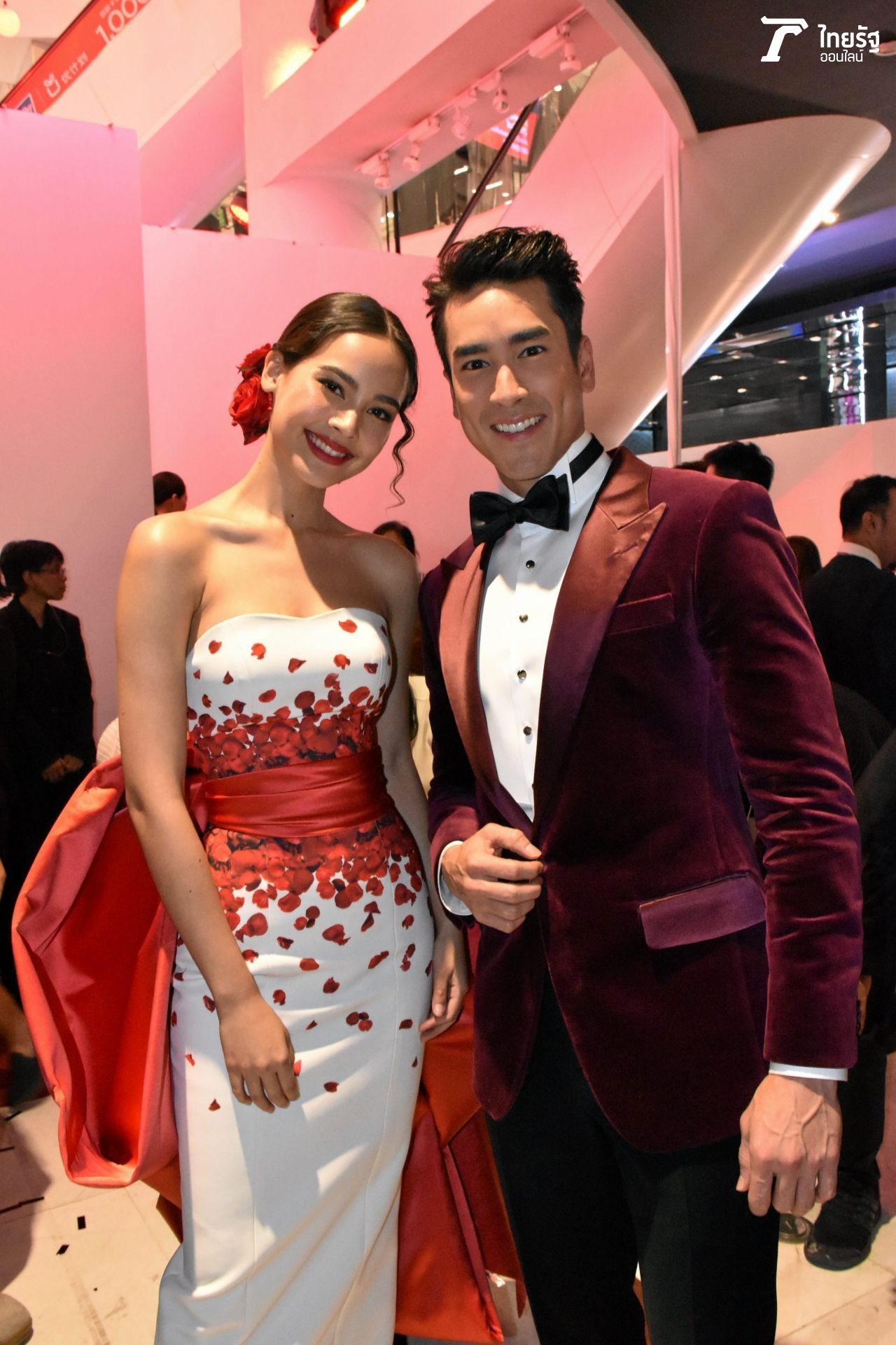 คู่หวานคู่เรามีเรา เคียงข้างกันตลอด ชุดเกาะอกญาญ่า พอไหวอยู่ ให้ใส่เป็น ส่วนชุดสูทของ ณเดชน์  ก็หล่อเข้ม