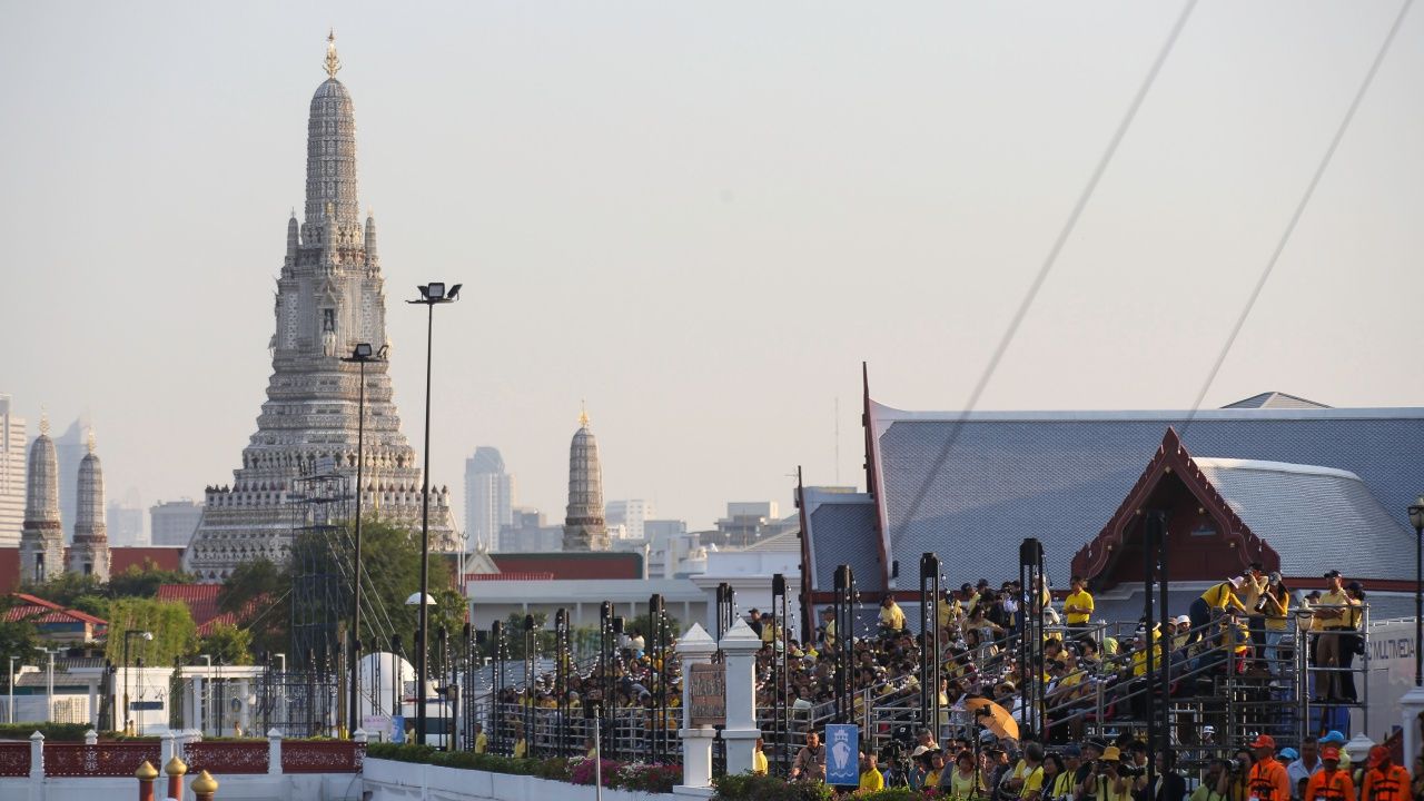 ประชาชนแน่นขนัด ท่าพระปราค์วัดอรุณราชวราราม 