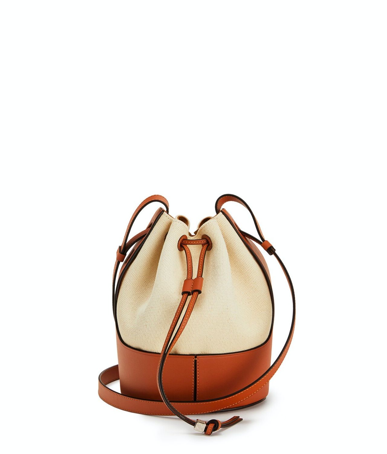 เทรนด์ฮิตสุดสำหรับซีซั่นนี้กับ Balloon Small Bag Ecru/Tan กระเป๋าทรงถังจาก Loewe