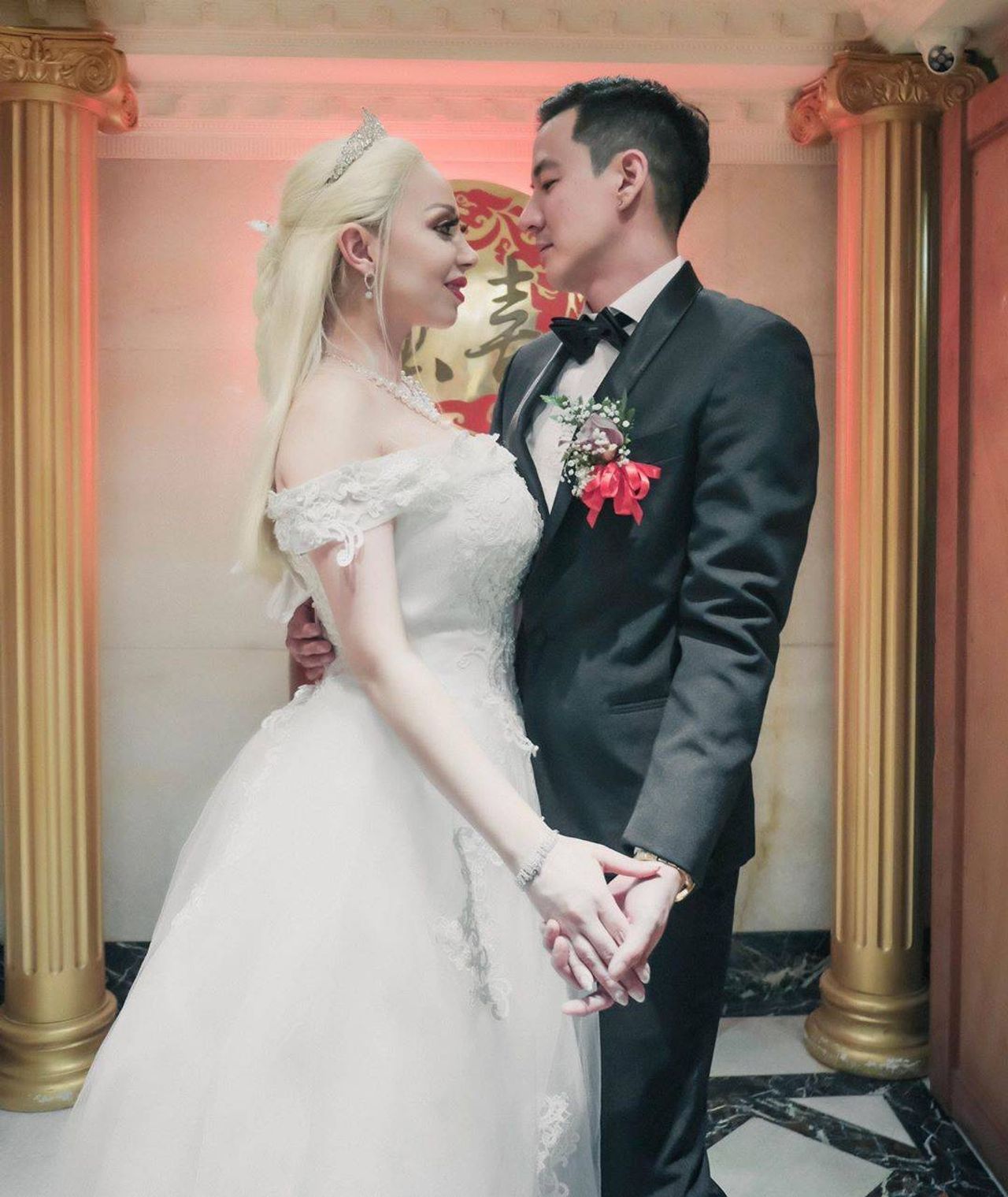 ฮาเวิร์ดและภรรยา ขอบคุณภาพจากไอจี @howardwang8885