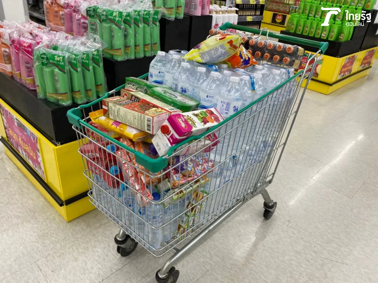 ห้างคนเพียบ คนจับจ่ายซื้อของใช้จำเป็น น้ำดื่ม ข้าวสาร ขายดี