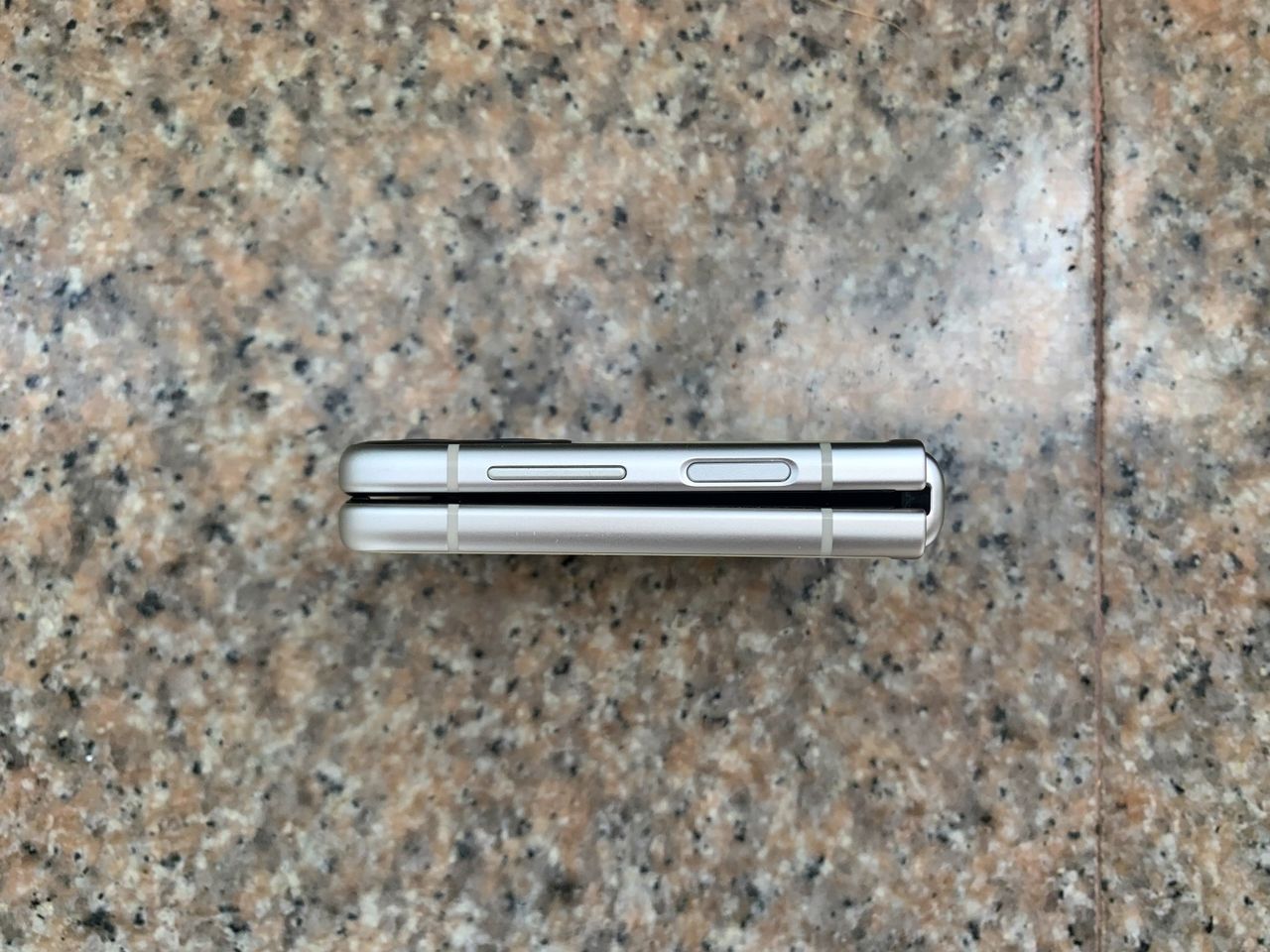 ส่วนนี้จะมีช่องว่างระหว่างบานพับนิดหน่อย