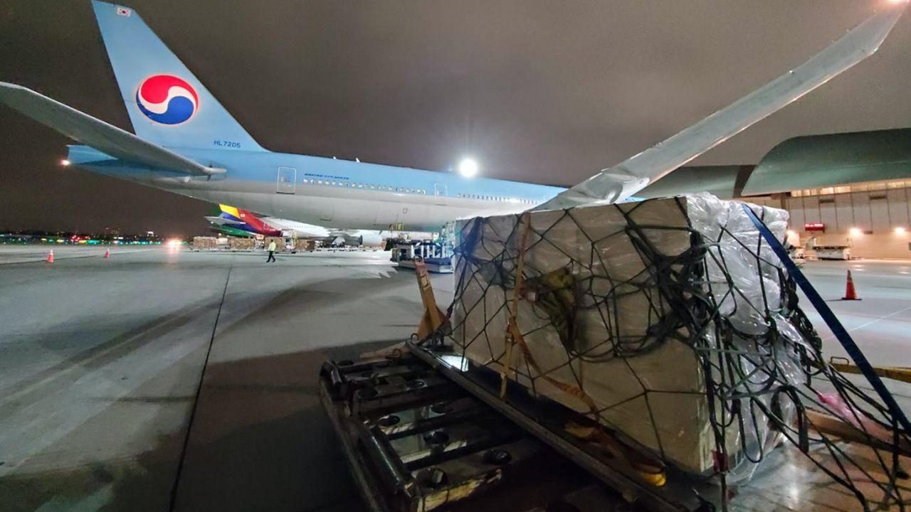 ทับหลัง 2 ชิ้น น้ำหนักกว่า 1 ตัน กลับประเทศไทยด้วยสายการบินโคเรียน แอร์