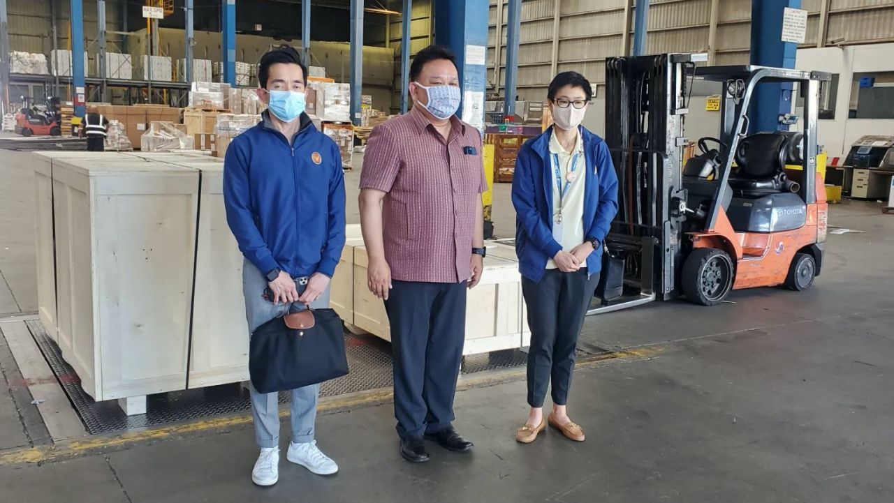 นายมังกร ประทุมแก้ว กงสุลใหญ่ ณ นครลอสแอนเจลิส ได้ไปดูแลกำกับการบรรจุหีบห่อและการขนส่งทับหลังกลับไทย