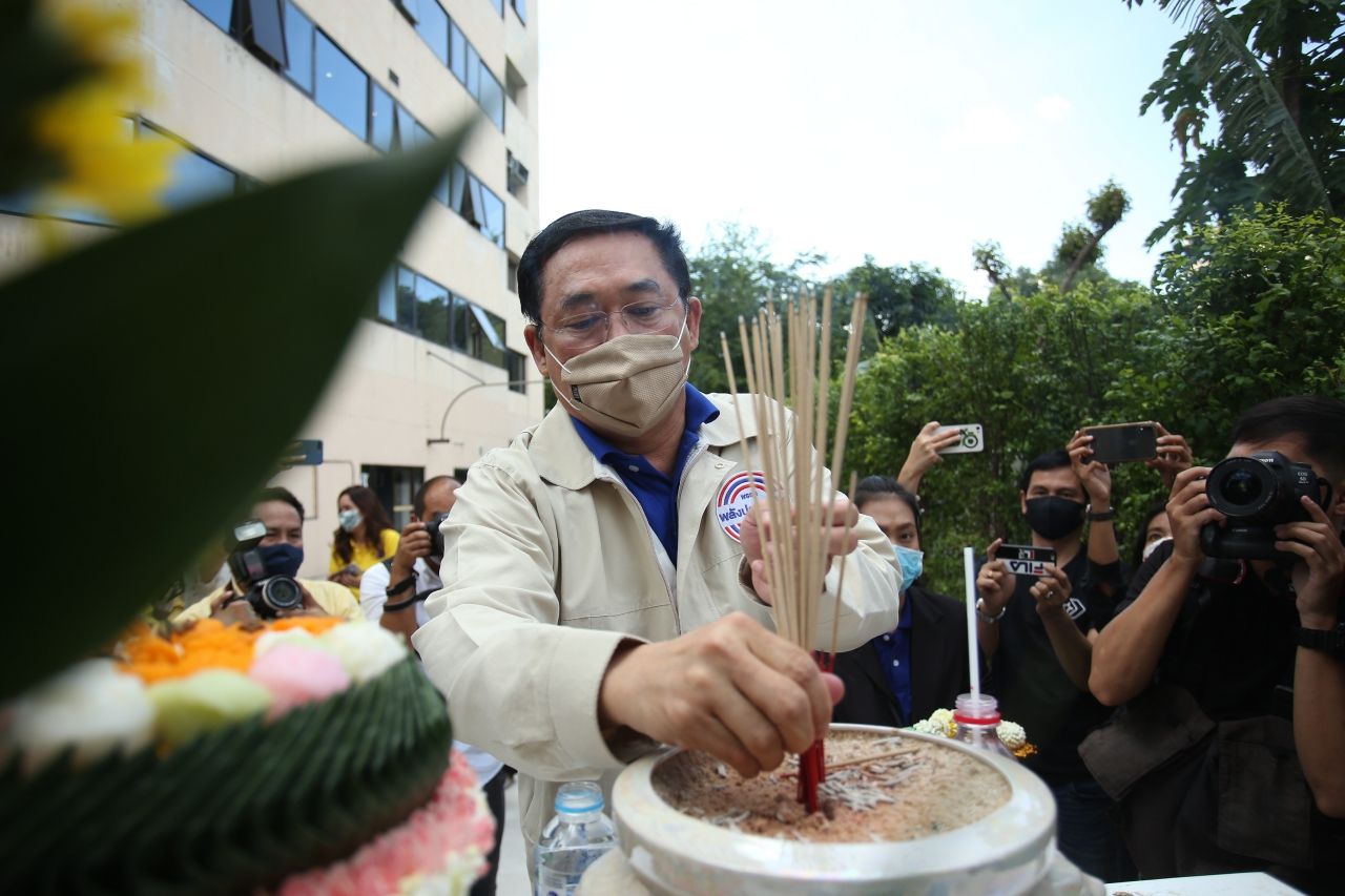 นายอนุชา นาคาศัย รัฐมนตรีประจำสำนักนายกรัฐมนตรี ในฐานะเลขาธิการพรรคพปชร.