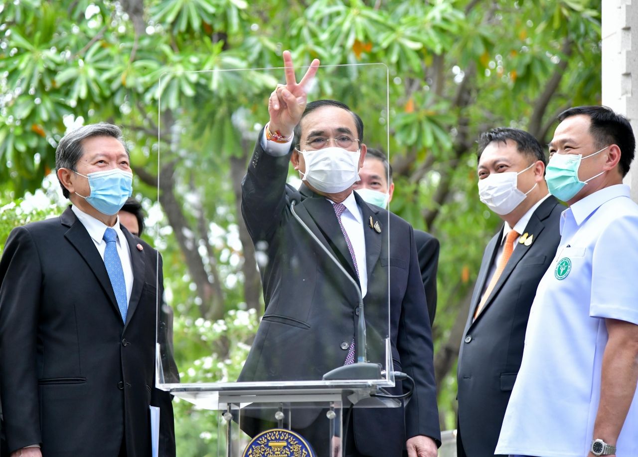พล.อ.ประยุทธ์ จันทร์โอชา นายกรัฐมนตรีและรัฐมนตรีว่าการกระทรวงกลาโหม ในฐานะผู้อำนวยการ ศบค.