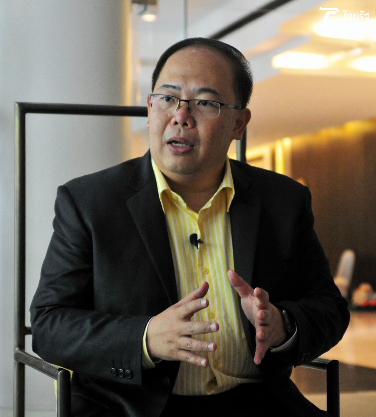 รองศาสตราจารย์ ยุทธพร อิสรชัย อาจารย์ประจำสาขาวิชารัฐศาสตร์ มหาวิทยาลัยสุโขทัยธรรมาธิราช