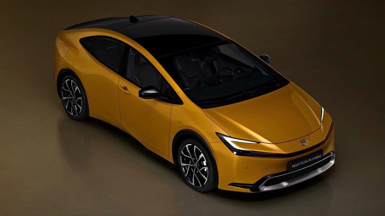 ไฟหมดยังไปต่อ ไม่ต้องรอชาร์จ Toyota Prius Prime Plug in Hybrid แบตฯ บวกเครื่อง วิ่งไกลพันกิโลเมตร