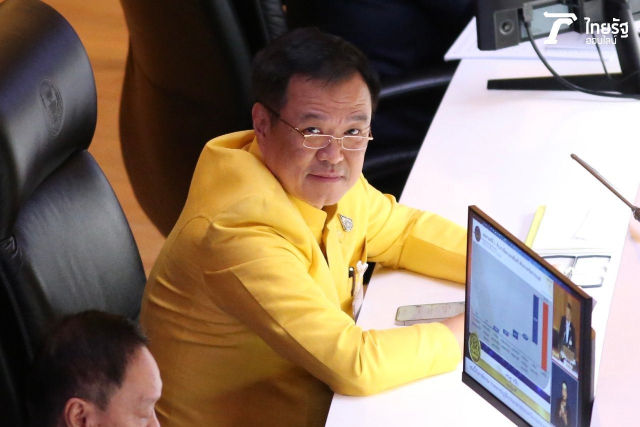 นายอนุทิน ชาญวีรกูล รองนายกฯ และ รมว.มหาดไทย ในฐานะหัวหน้าพรรคภูมิใจไทย พาลูกพรรคสวมเสื้อเหลืองประชุมสภาฯ