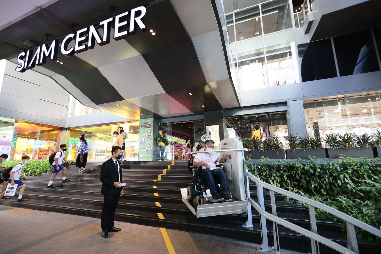 สยามพิวรรธน์ให้ความสำคัญกับนโยบายด้านความหลากหลาย ความเท่าเทียม และการมีส่วนร่วม  โดยคำนึงและใส่ใจต่อผู้คนที่มีความหลากหลายในทุกด้าน อาทิ เพศ เชื้อชาติ สุขภาพ    