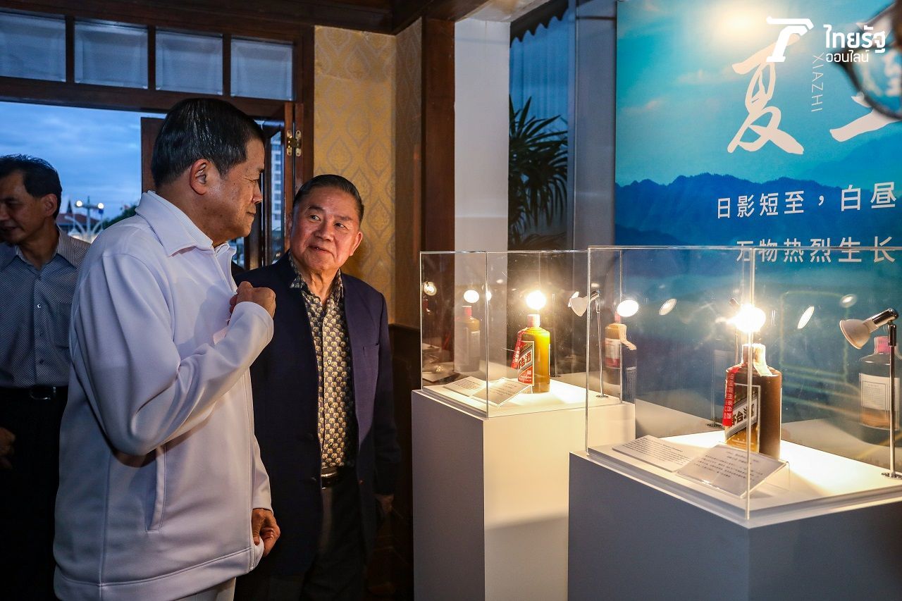 กร ทัพพะรังสี และพลตำรวจเอก ดร.ชิดชัย วรรณสถิตย์ ชมนิทรรศการ Along the Chao Phraya: Recapture the Cultural Memories of Kweichow Moutai