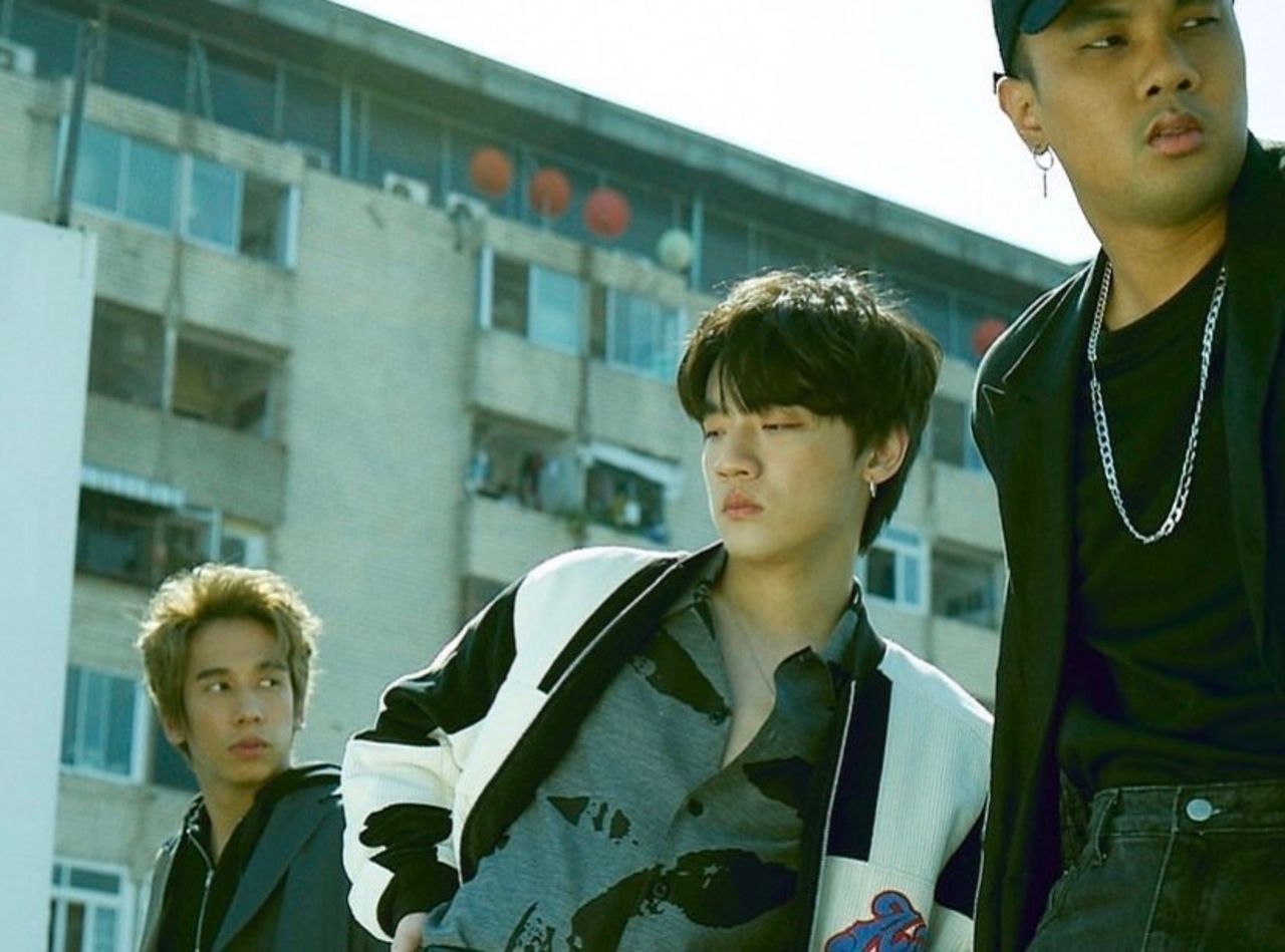  เต มือกลอง (ด้านซ้าย) กิต นักร้อง (ตรงกลาง) และ ตูน มือกีต้าร์ (ด้านขวา)