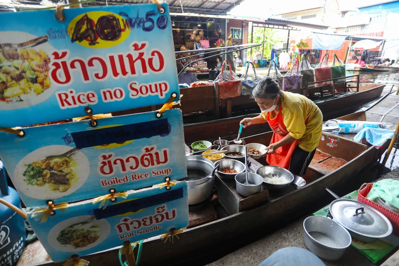 ตลาดน้ำดำเนินฯ ความถดถอย และสิ่งที่คนต่างชาติไม่สะดวก