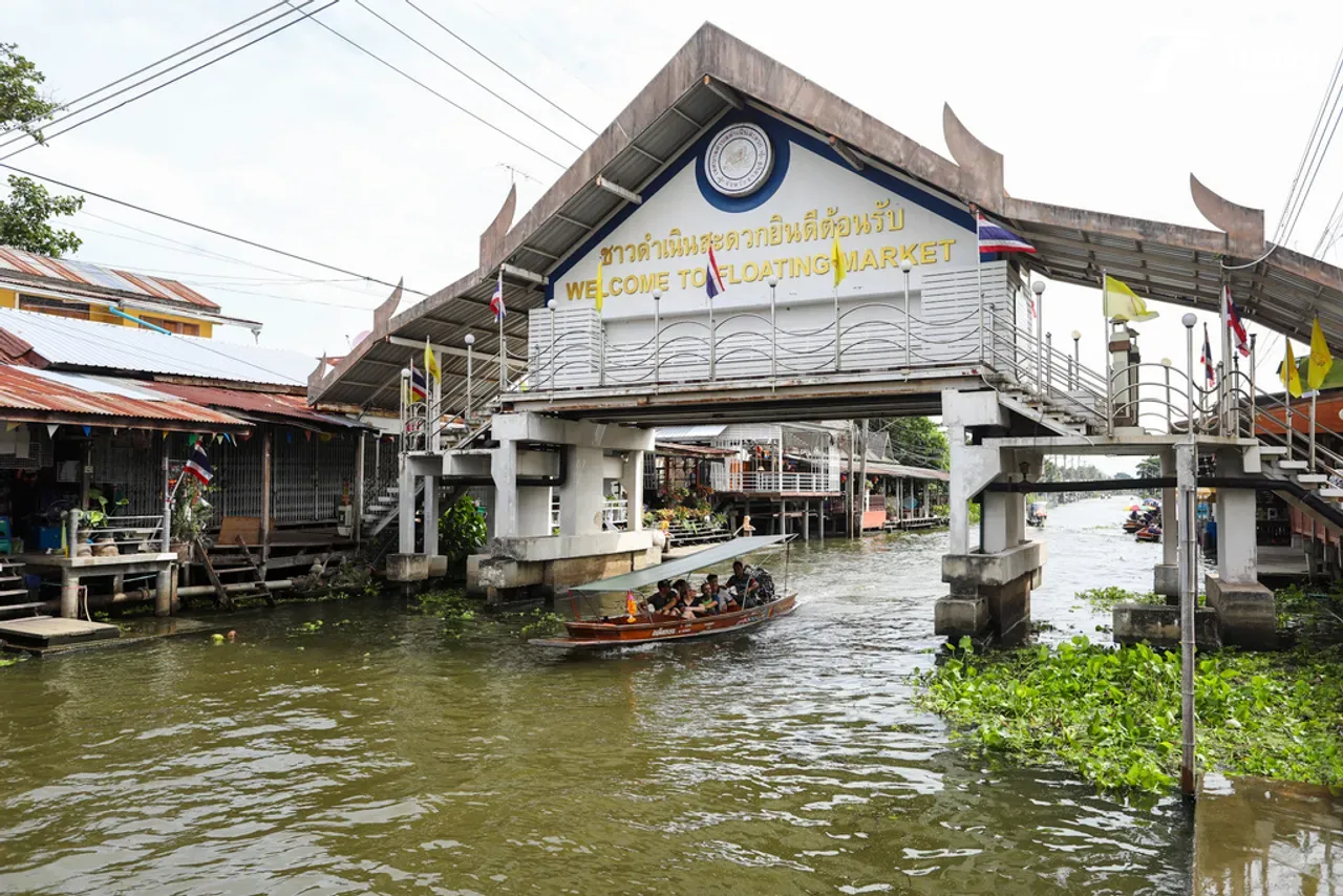 ตลาดน้ำดำเนินฯ ความถดถอย และสิ่งที่คนต่างชาติไม่สะดวก
