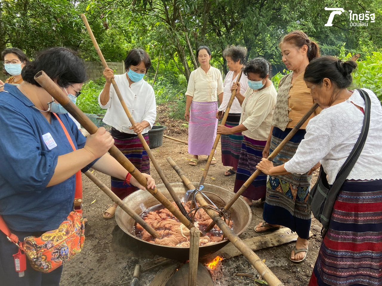 กลุ่มสตรีทอผ้าพื้นเมืองบ้านหนองห้า การย้อมสีผ้าฝ้าย