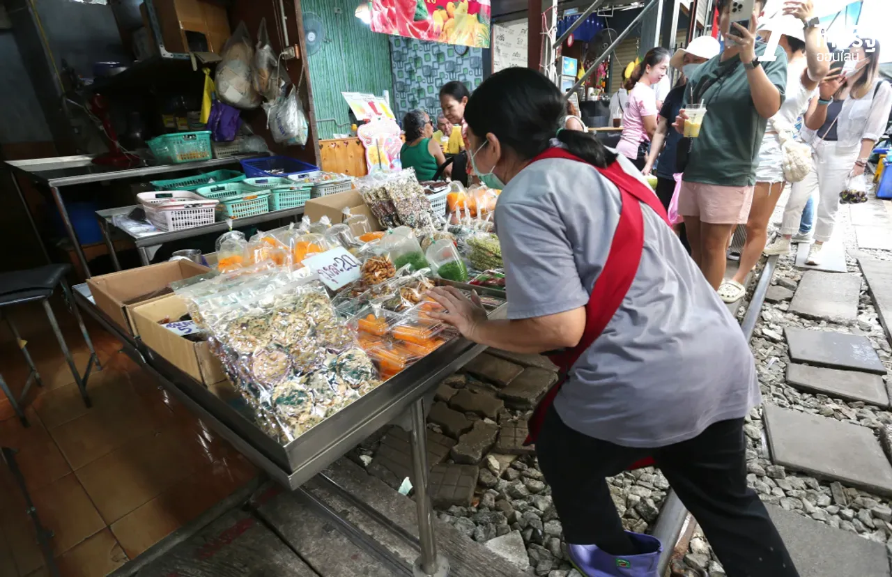'ตลาดร่มหุบ' อันซีนขายจุดเสียว ที่นักท่องเที่ยวมาแล้วก็ไป
