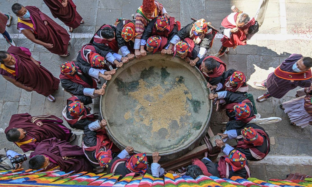 เทศกาล Punakha Tshechu จัดขึ้นเพื่อเป็นการแสดงความเคารพต่อ รินโปเช (Guru Rinpoche) ปรมาจารย์พุทธตันตระ (หรือมหายานตันตระ)