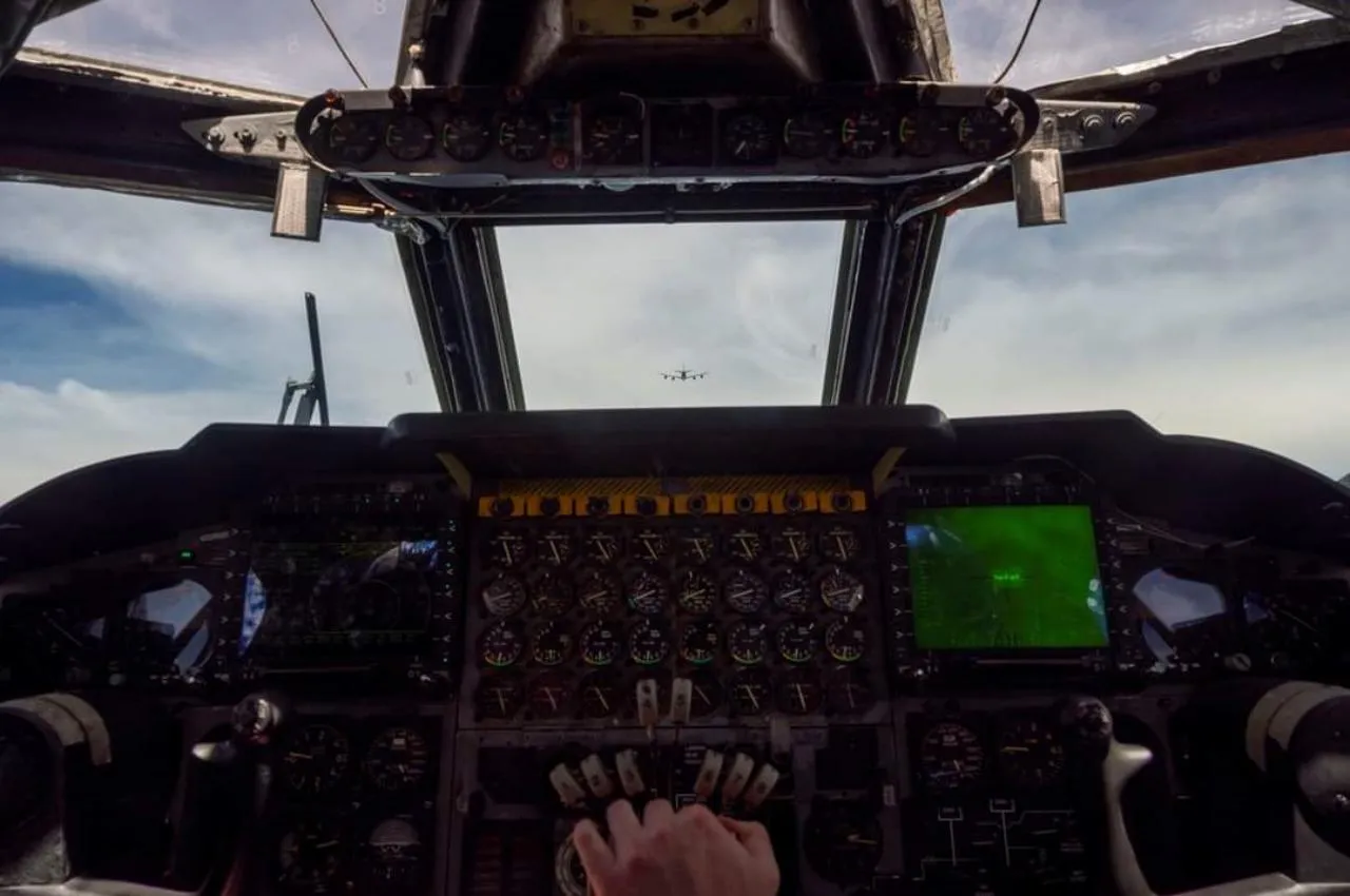 หน้าที่นั่งนักบินของเครื่องบิน B-52H ภาพจาก US Airforce