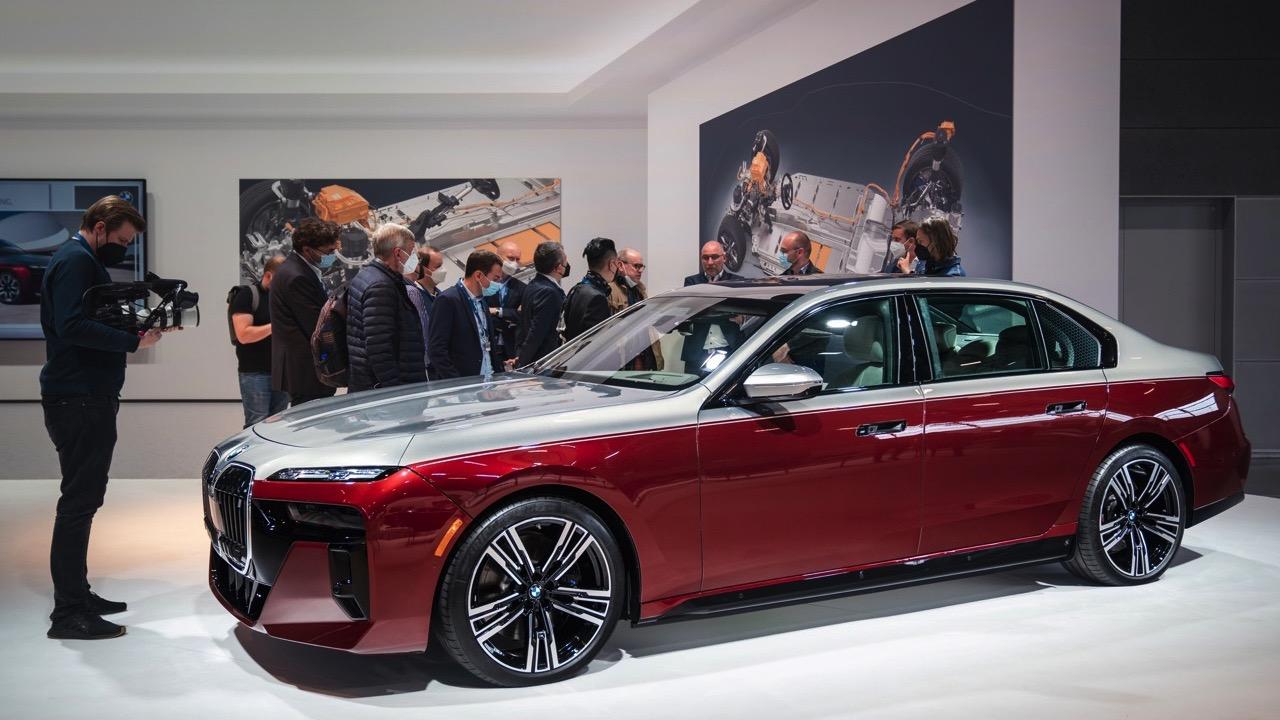 รถยนต์ไฟฟ้า BMW NEW i7 2023 โชว์โฉมสีทูโทนสุดแหล่มในโอลิมปิกพาร์ค มิวนิก