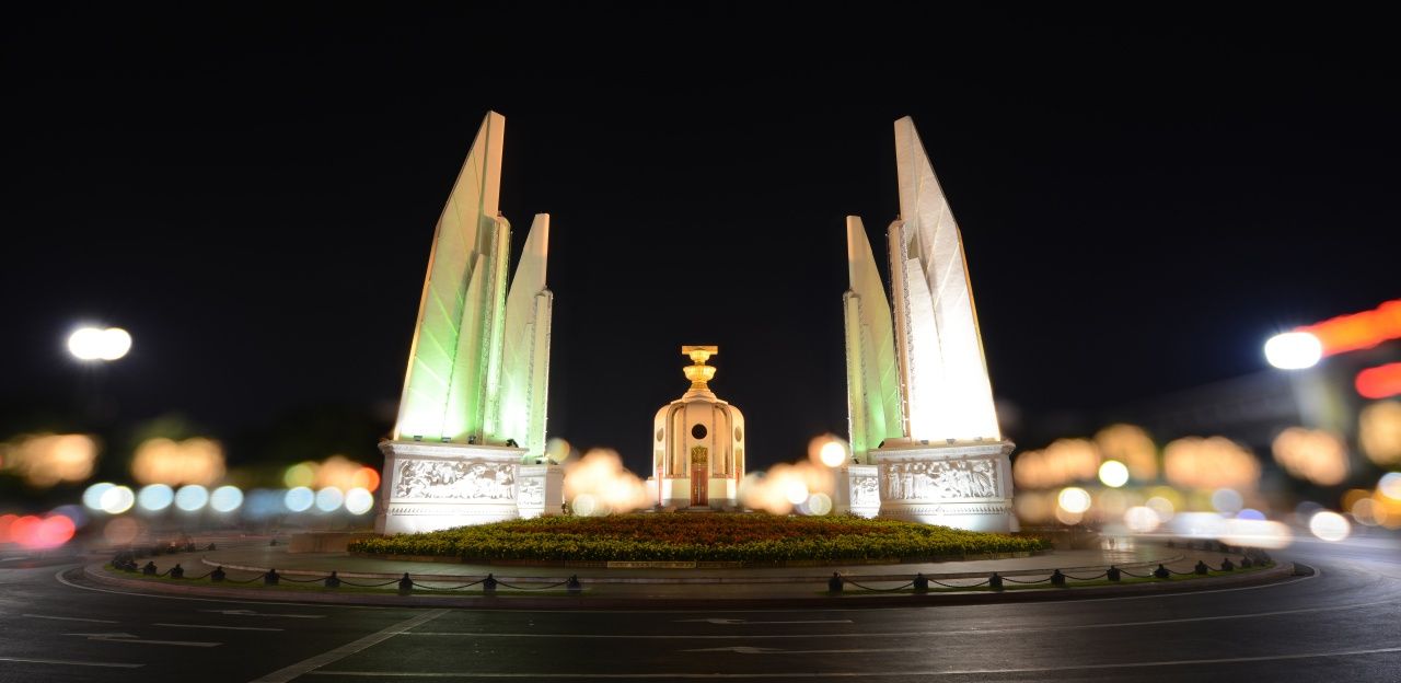 อนุสาวรีย์ประชาธิปไตย เริ่มก่อสร้างเดือนกรกฎาคม พ.ศ. 2482 