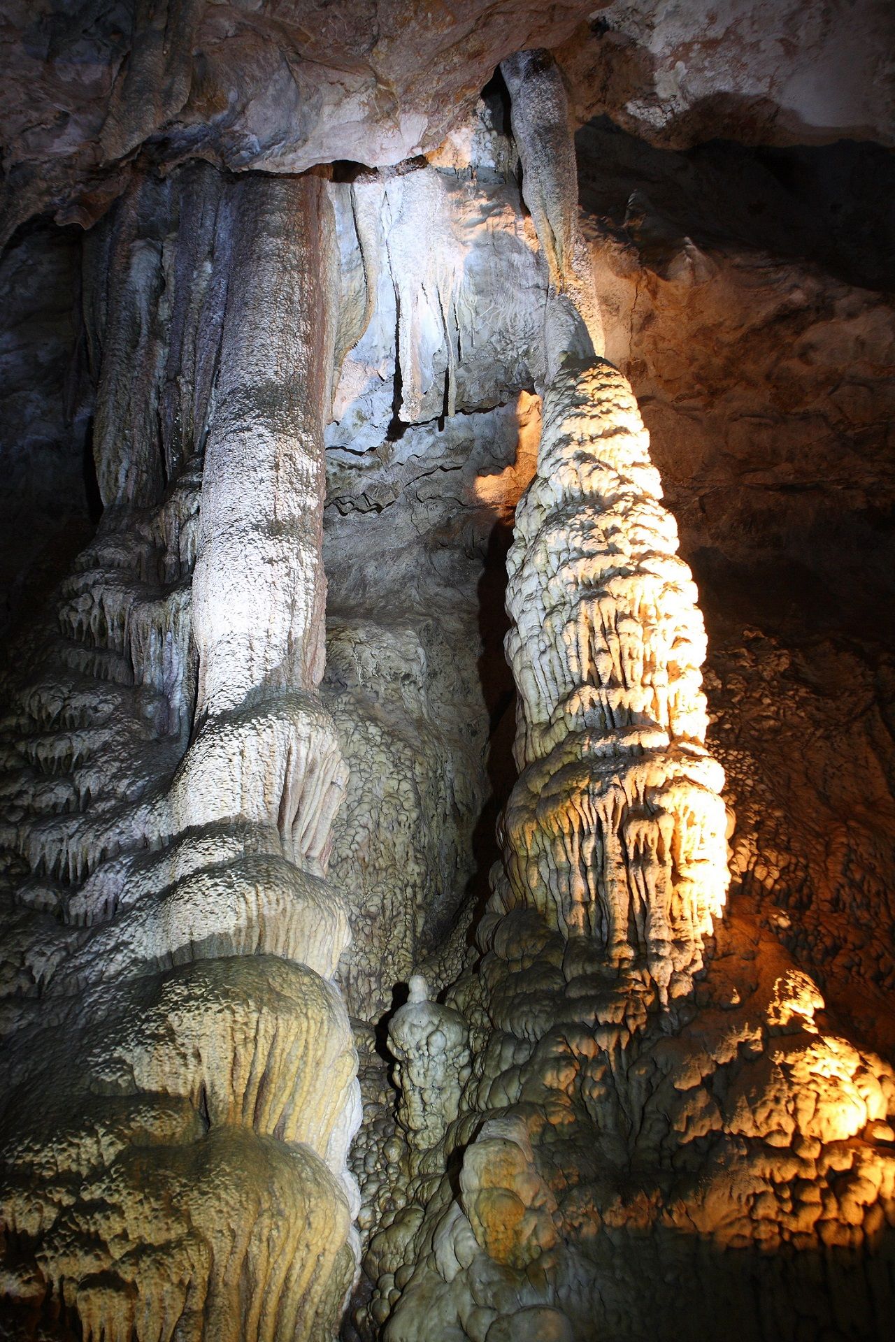 หินงอกหินย้อยที่ก่อตัวเรียงกันจนมีลักษณะคล้ายเจดีย์ช้าง