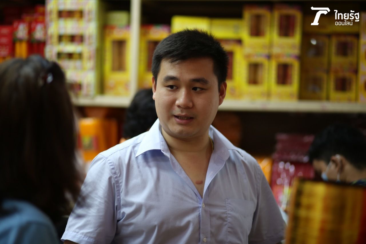 “พีรสรณ์​ จิรพิชิตชัย” ทายาทร้านจึงเตี่ยฮวด ที่ในช่วงเทศกาลตรุษจีนค่อนข้างยุ่ง รับลูกค้าจากทั้งหน้าร้านและทางออนไลน์