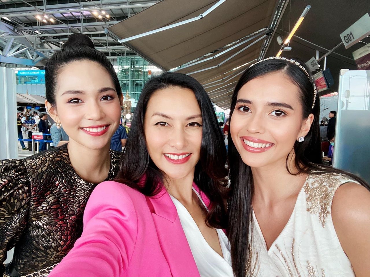 (ซ้าย) บิ๊นท์ สิรีธร ลีห์อร่ามวัฒน์  Miss Internaitional มิสอินเตอร์เนชั่นแนล 2019 (กลาง) เนย ณหทัย เล็กบำรุง (ขวา) แอน แอนโทเนีย โพซิ้ว มิสซูปร้าเนชั่นแนล Miss Supranational 2019 