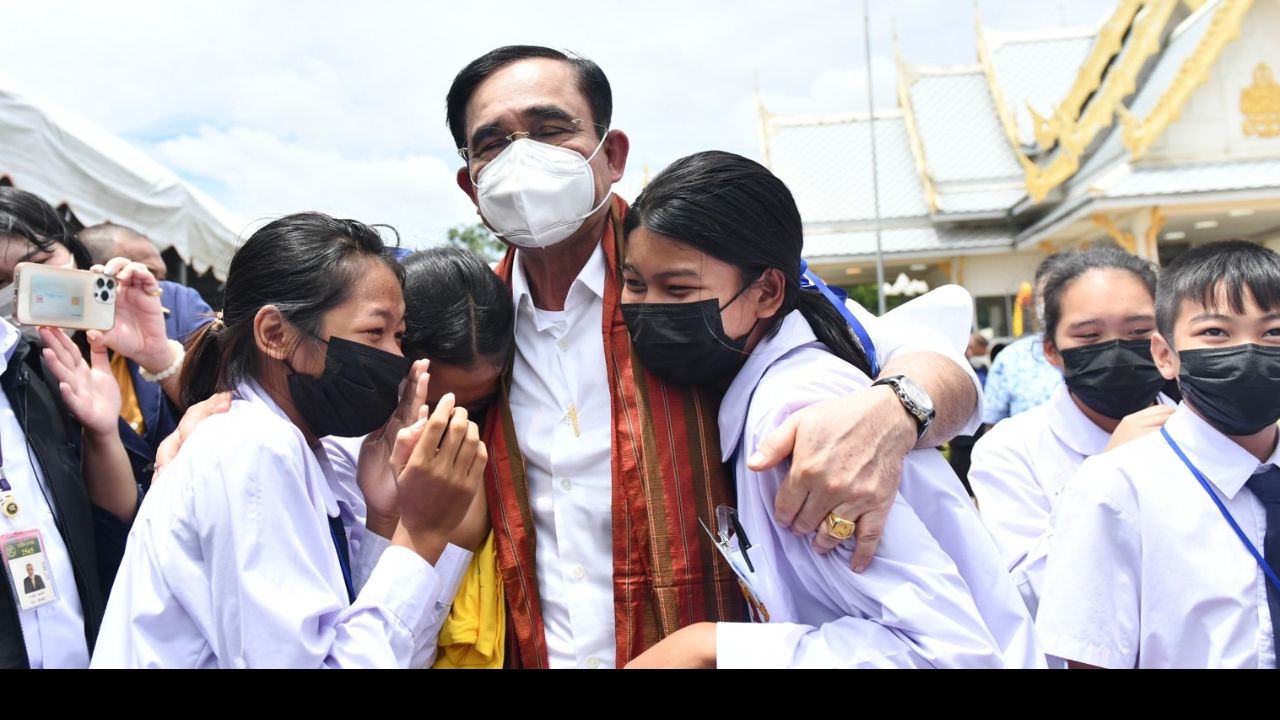 นายกฯ สักการะ "สมเด็จพระนเรศวรมหาราช"-นร.ปลื้ม ถึงกับน้ำตาไหลก่อนขอกอด