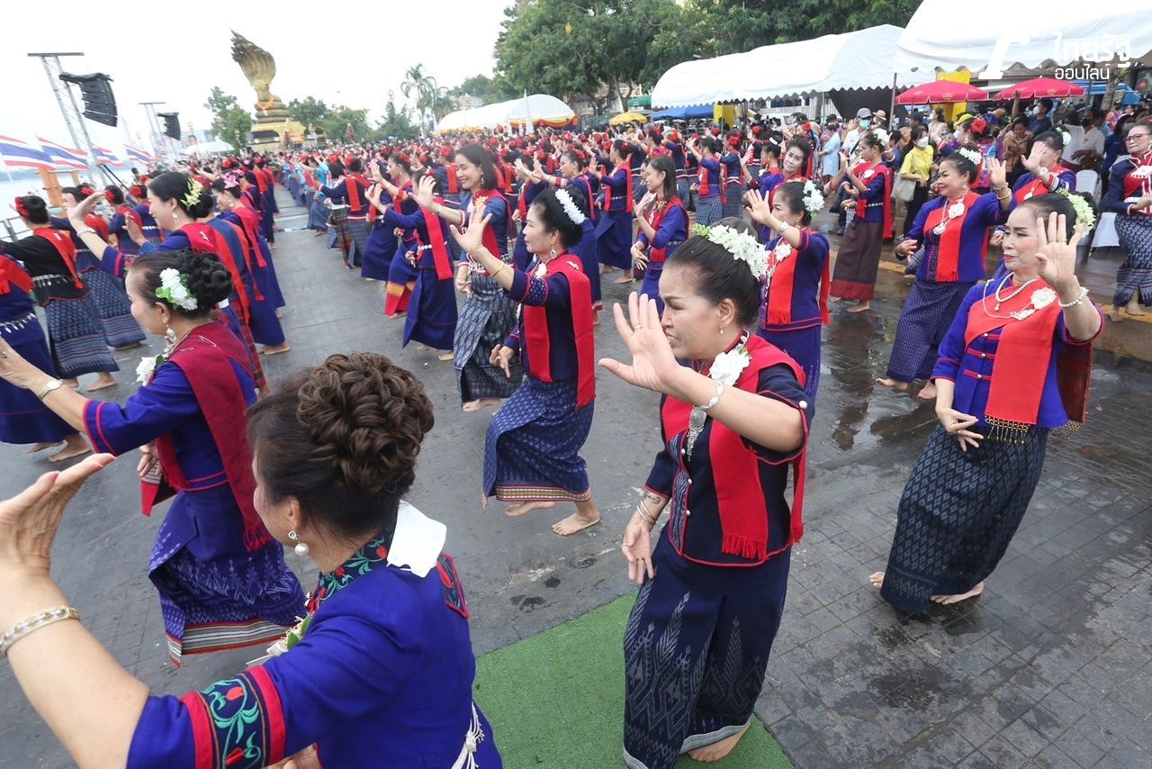 รำบวงสรวงพ่อปู่พญานาค