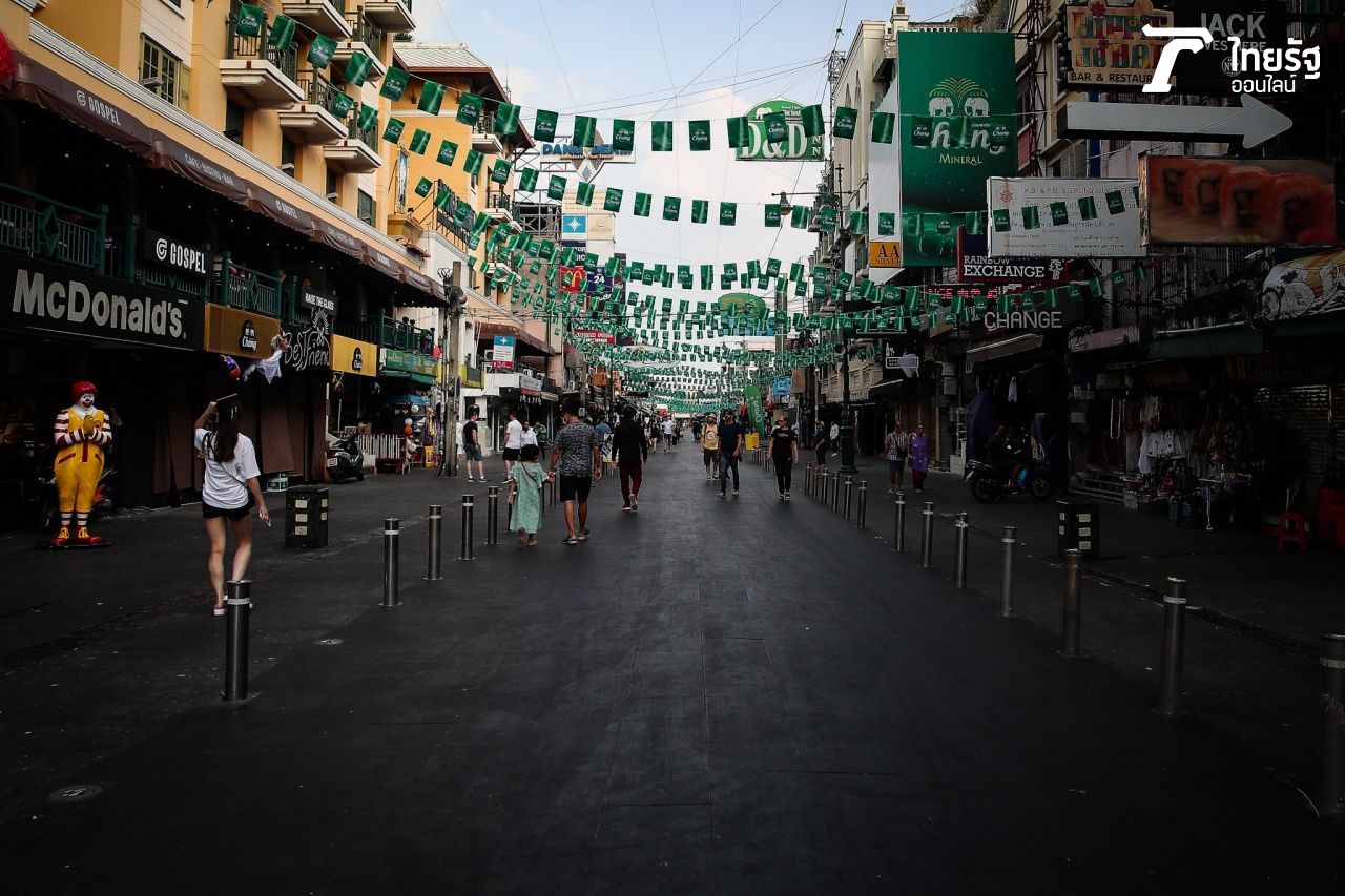 ถนนข้าวสารกว้างถึง 14 เมตร สามารถรองรับคนได้มากกว่า 50,000 คน 