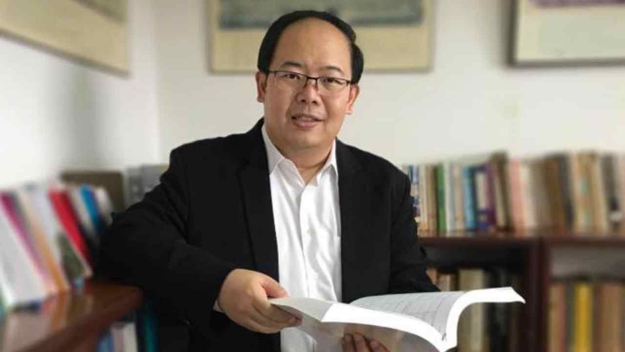 รศ.ดร.ยุทธพร อิสรชัย อาจารย์ประจำคณะรัฐศาสตร์ มหาวิทยาลัยสุโขทัยธรรมาธิราช