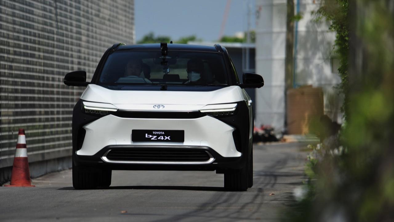 ขับเหมือนเลกซัส ในราคาโตโยต้า รถยนต์ไฟฟ้าตัวตึง TOYOTA bZ4X AWD