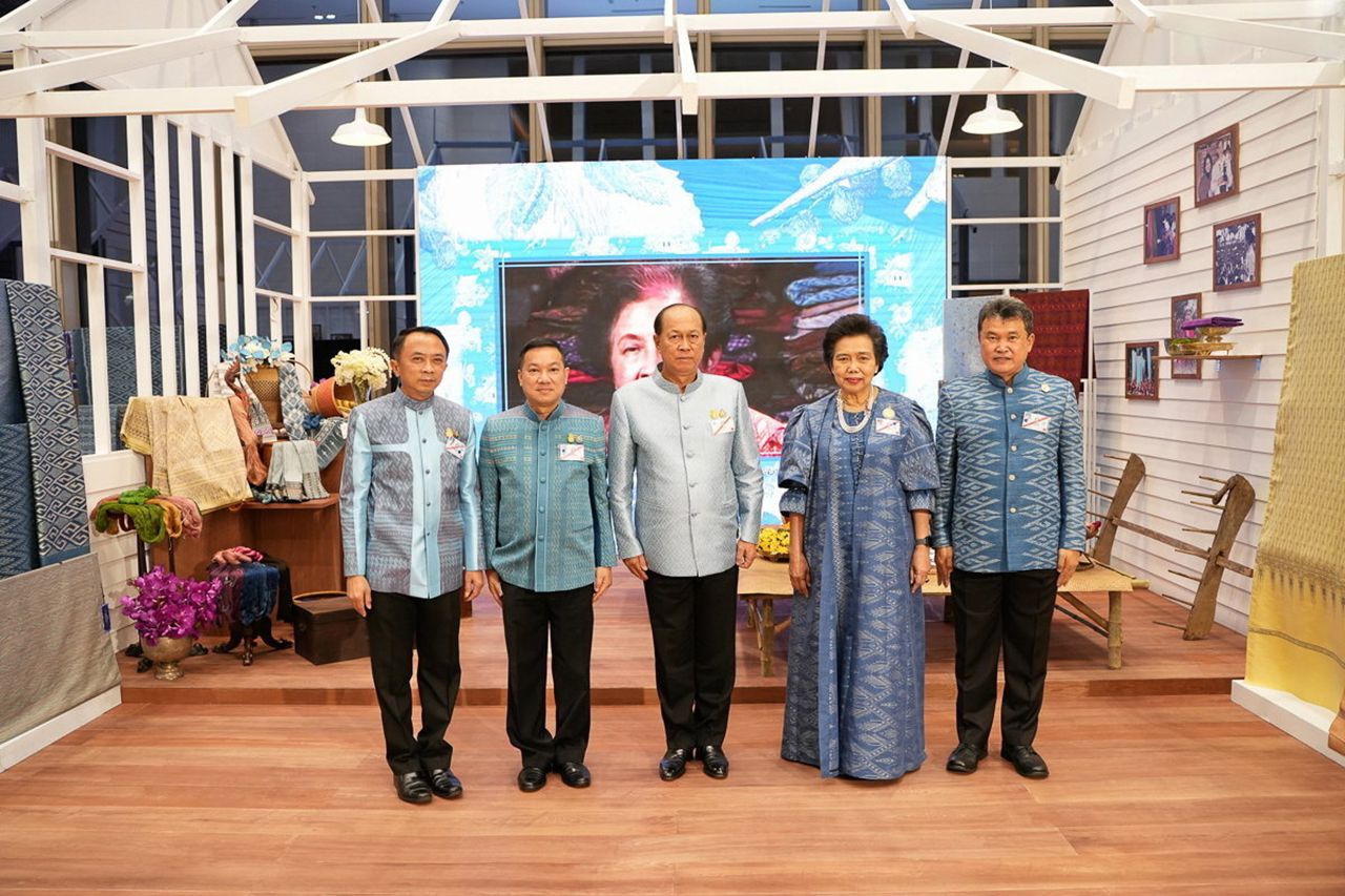 ดร.วันดี กุญชรยาคง จุลเจริญ และสุทธิพงษ์ จุลเจริญ ต้อนรับ พล.อ.อนุพงษ์ เผ่าจินดา (กลาง) และคณะทำงาน.