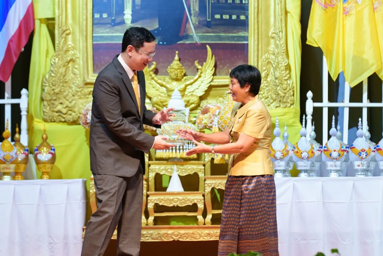 มหาวิทยาลัยรังสิต มอบโล่เกียรติคุณ จิตอาสาต้นแบบ RSU VOLUNTEER 2024 ประจำปี 2567 ให้แก่ "นางสาวทองพูล บัวศรี" หรือ คุณครูจิ๋ว ครูผู้สร้างที่ยิ่งใหญ่ // ขอบคุณภาพจาก เพจ สถาบันศิลปวัฒนธรรมและพัฒนาสังคม มหาวิทยาลัยรังสิต