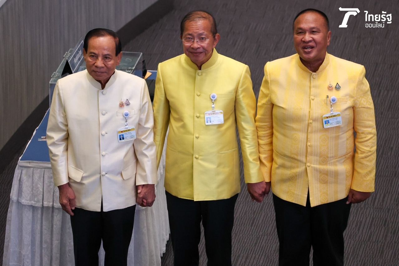 บุญส่ง น้อยโสภณ (ซ้าย), มงคล สุระสัจจะ (กลาง), พล.อ.เกรียงไกร ศรีรักษ์ (ขวา)