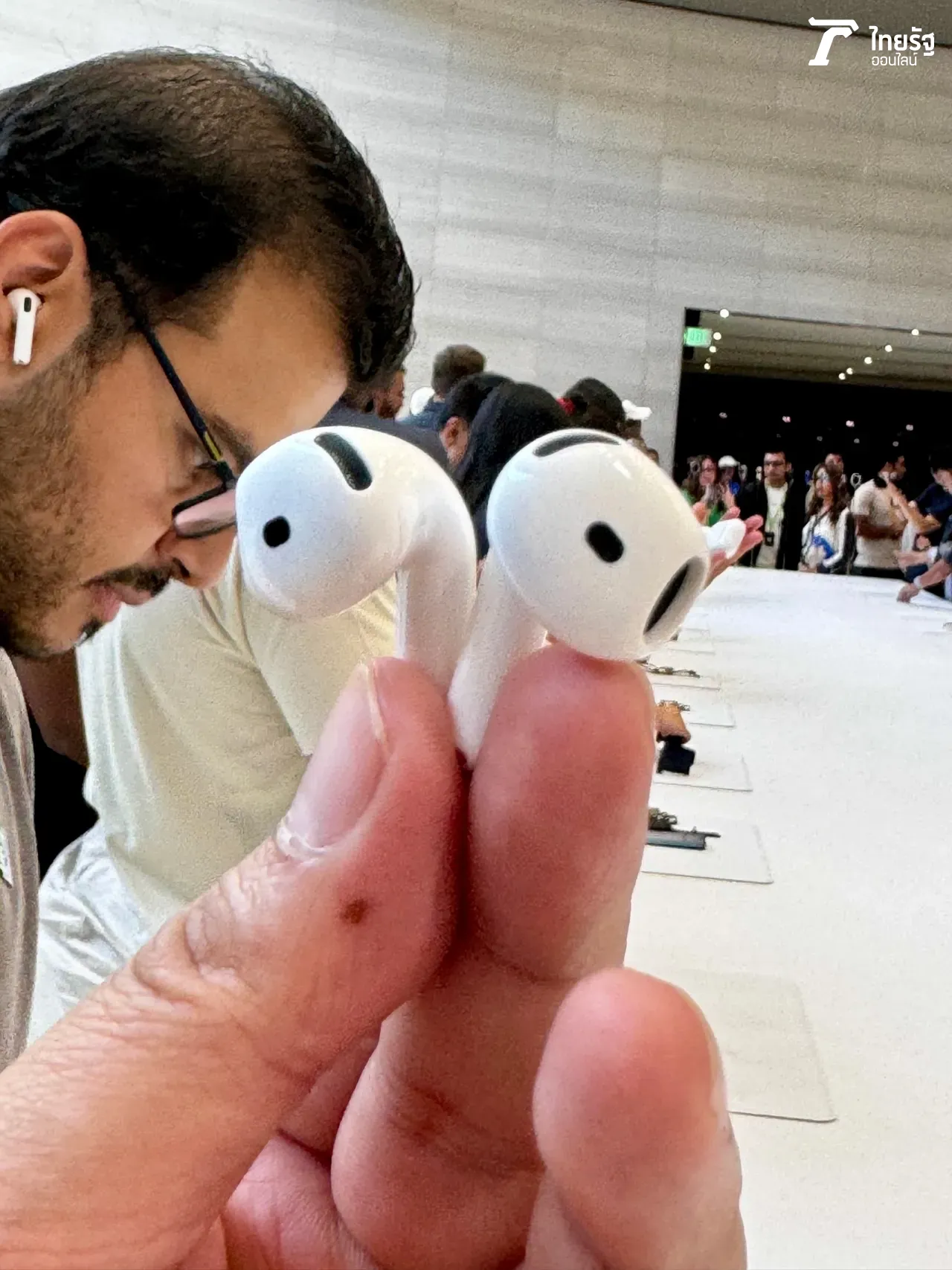 พาชมเครื่องจริง Apple Watch Series 10 สีดำ Jet Black เงางาม และ หูฟัง AirPods 4 ดีไซน์เล็กกว่าเดิม