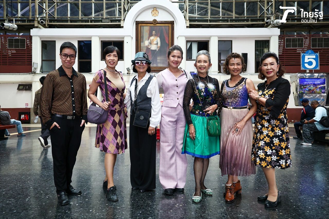 คุณอรนุช วิริยะยุทธ ครูสอนเต้นลีลาศ วัย 70 ปี (สวมหมวก) และคุณอินทิรา ฉวีวรรณ อดีตข้าราชการบำนาญ วัย 60 ปี (กระโปรงสีเขียว) พร้อมผองเพื่อนที่มาร่วมกิจกรรมเต้นสวิงในงานนี้