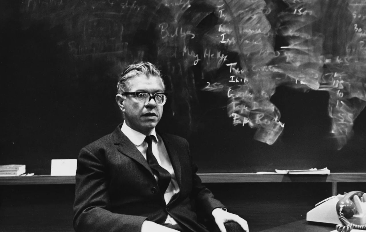 Fred Hoyle ภาพจาก Getty Images