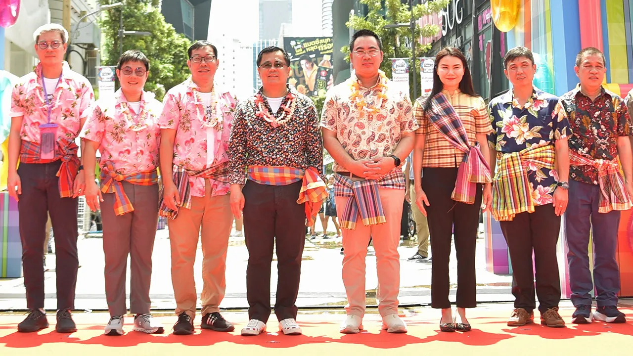 ใส่ผ้าขาวม้า - ศ.ดร.วิเลิศ ภูริวัชร เปิดงาน “สงกรานต์สยามผ้าขาวม้า สาดสนุก สุดอะเมซิ่ง” เนรมิตสวนนํ้า สวนสนุกขนาดใหญ่เที่ยวกันได้ทั้งครอบครัว โดยมี รศ.ดร.สิทธิเดช พงศ์กิจวรสิน และ ผศ.ดร.จรัสพัฒน์ พฤกษารัตนวุฒิ มาร่วมงานด้วย ที่สยามสแควร์ วันก่อน.